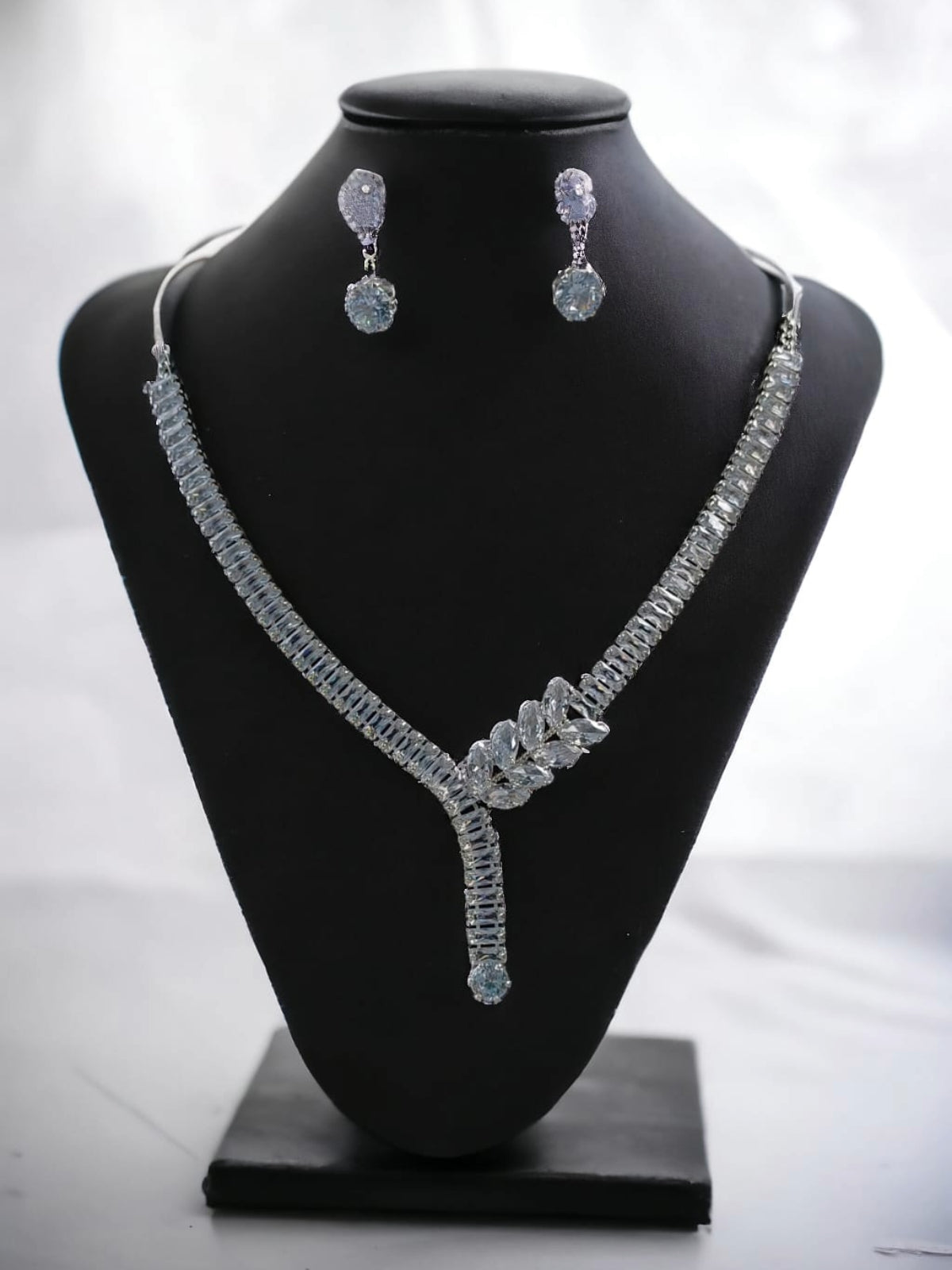 Elegant Crystal Drop Necklace & Earrings Set - Timeless Radiance for Special Occasions