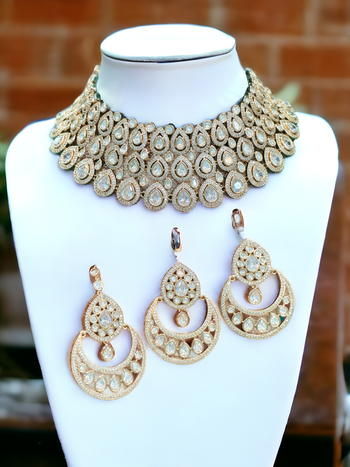 sophisticated Kundan Choker Set including earrings and a mang tika