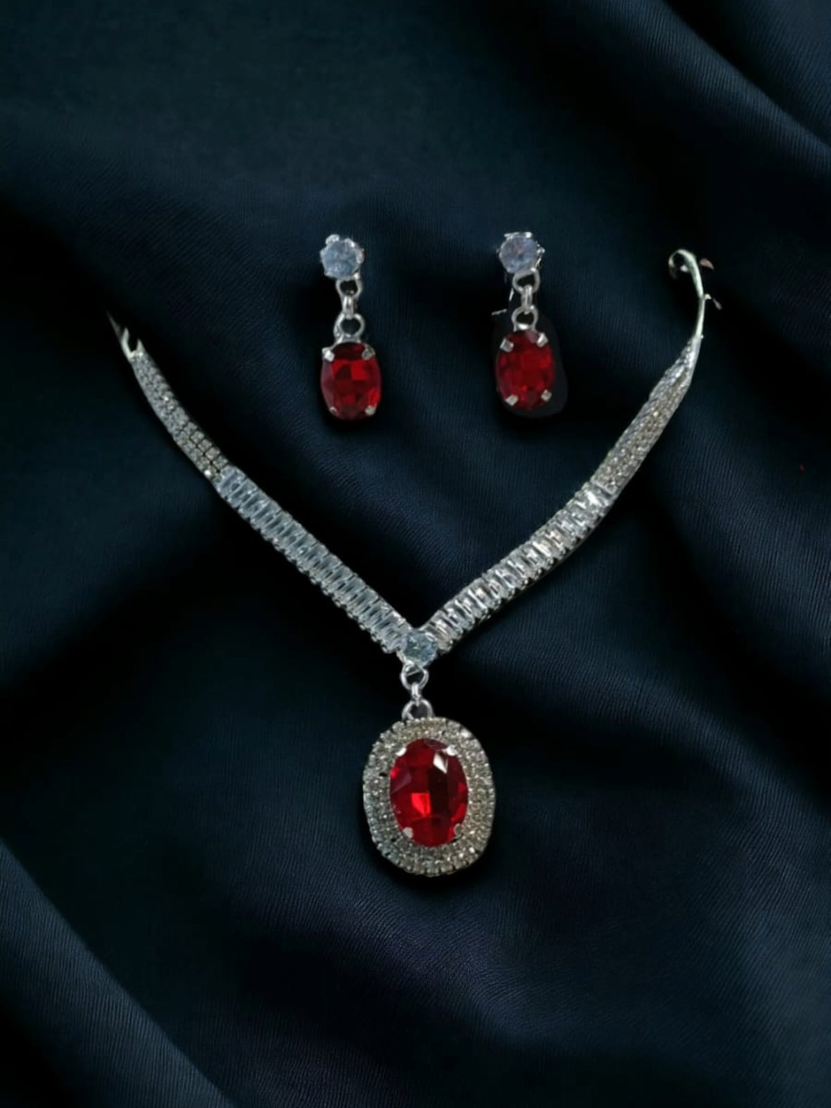 Red Oval Gemstone Necklace & Earrings Set – Elegant Ruby-Inspired Design